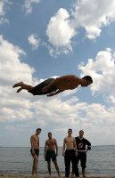 Ежедневие,Любители акробати-Момчета занимаващи се с любителски акробатични изпълнения тренират предно и задно салто на офицерският плаж във Варна,като по този начин се превърнаха в атракция за разхождащите се по крайбрежната алея хора; comments:10