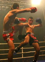 Спорт,"Кик бокс"-Европейският шампион по кик бокс Тома Томов парира атаката на Владимир Вълев – Питбула. Малко след победата си Питбула беше дисквалифициран за употреба на анаболни стероиди.; comments:5