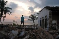 Световни събития -Мъж гледа залеза на слънцето сред разрушенията на собствената си къща.; comments:7