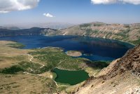 Студеното и топлото езеро в кратера на вулкана Немрут /край езерото Ван в Източна Турция/; comments:28