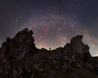 Зимната арка на млечния път, със всички блестящи звездни съкровища по нея; comments:6