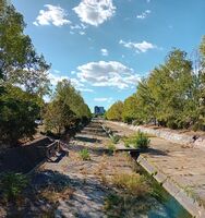 Каналът с реката; Коментари:2