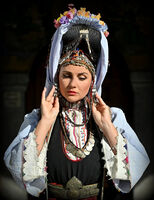 Мома с Карнобатска носия; Коментари:5