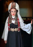 Мома с облекло от град Елена.; comments:2