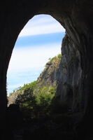 "Яйцето" – единият от входовете на Пещера "Божиите очи"; Коментари:2