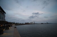 Морската гара след залез; Коментари:4