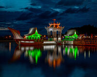 The Floating Palace; Коментари:1