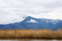Планините, извисяващи се над Преспанското езеро, Гърция; Няма коментари