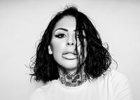 Тя; Няма коментари