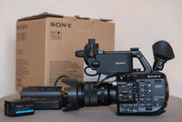 Продавам видеокамера SONY FS5
