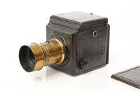 Продавам Popular Pressman Reflex Camera с обектив Derogy