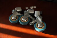 Колела (3 бр.) за статив. Със спирачка. За крака с диаметър 22-25мм