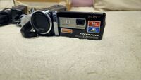 Видеокамера Sony Handycam HDR-PJ200 със вкраден проектор за прожектиране