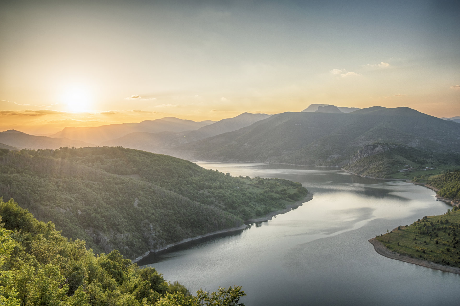 Реки румынии. Река Дунай Болгария. Сербия река Дунай. Дунай Долина реки. Природа Австрии Дунай.