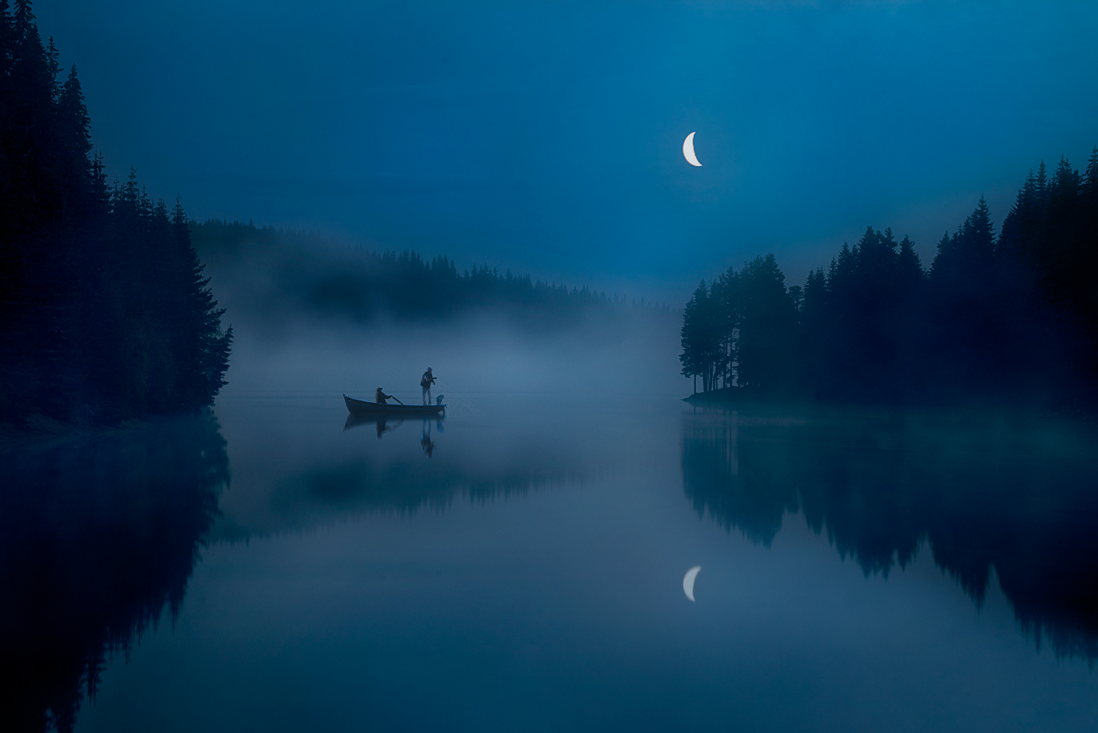 1 месяц в озере. Река ночью. Ночь Луна река. Ночной пейзаж. Озеро ночью.