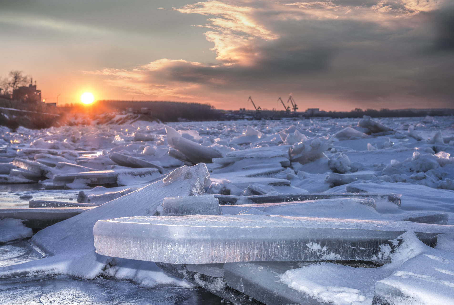 Дунав скован в лед от Ивайло Великов - I.Velikov