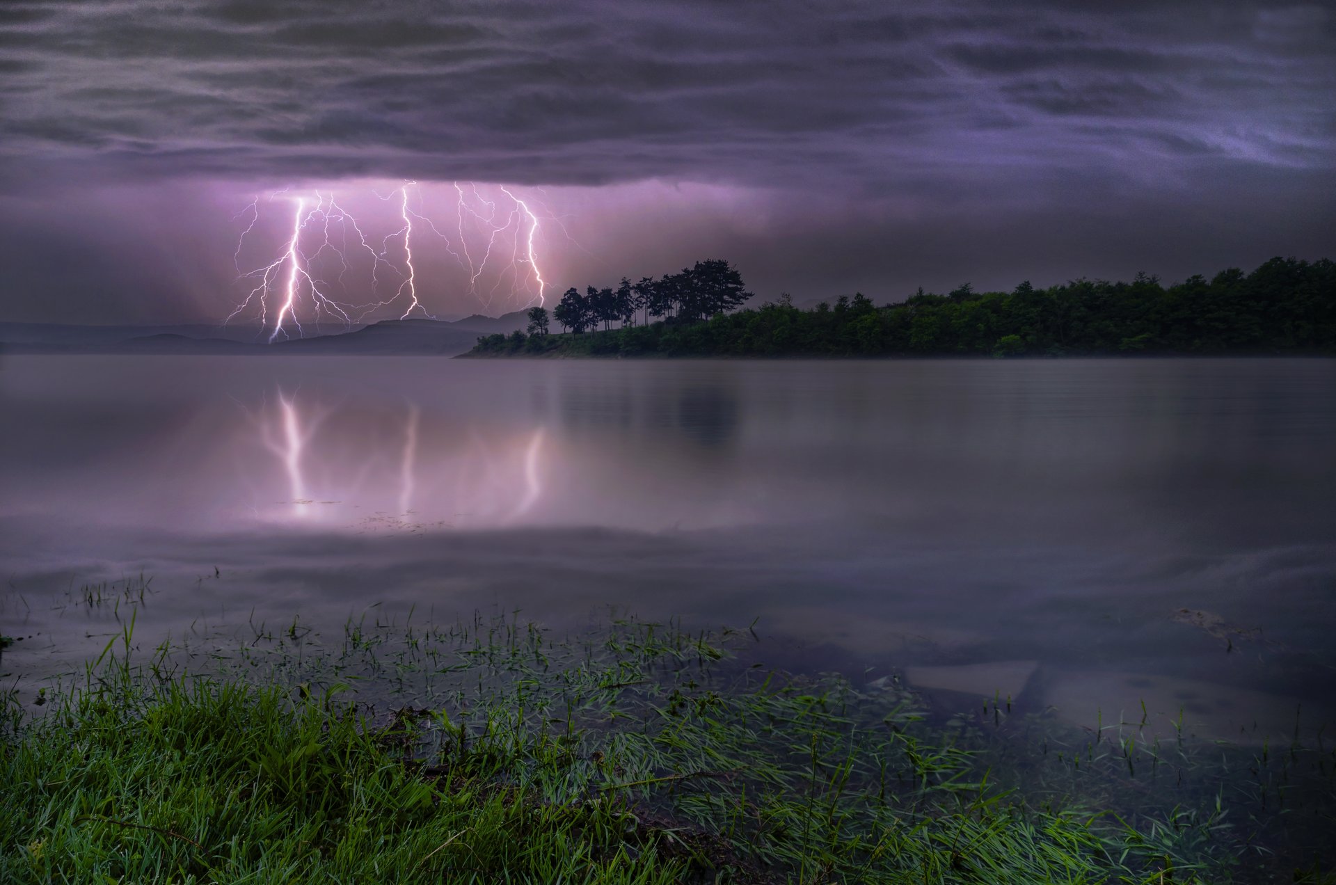 Буря край езерото от Захари Минчев - Zaxo