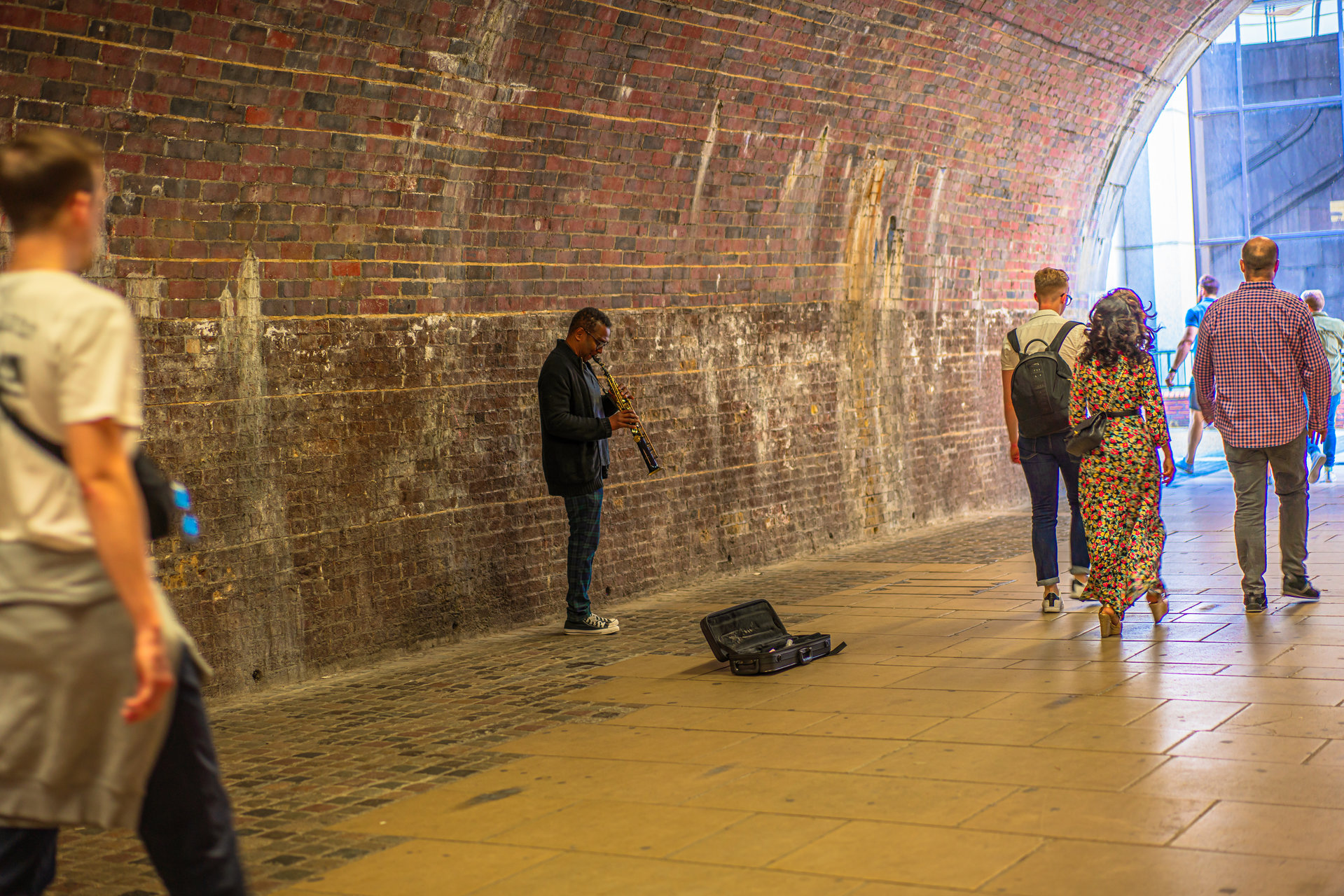 Musician in the underpass от em rol - start