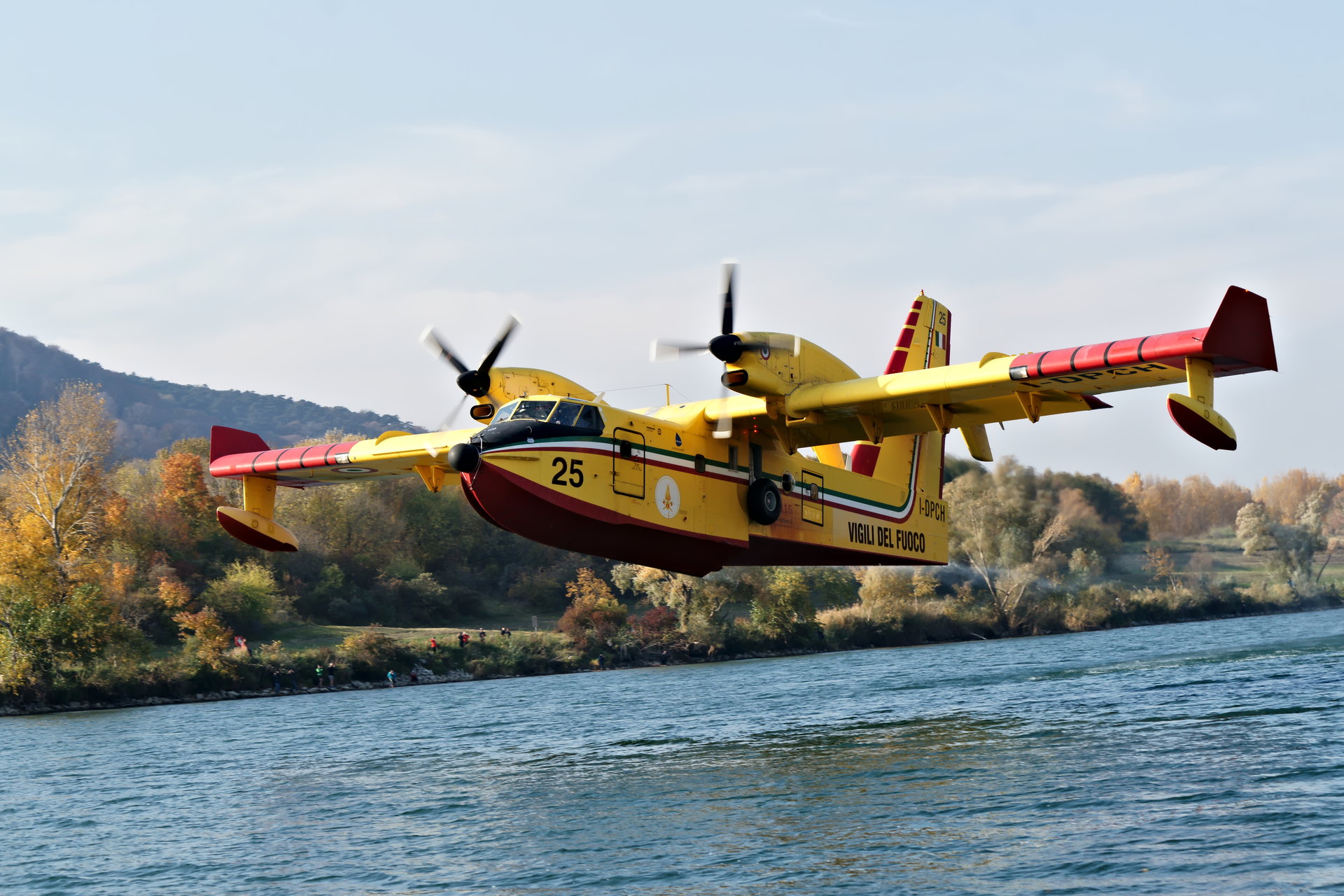 Canadair CL-415 зарежда вода от Дунав във Виена от Serafim - Seifi