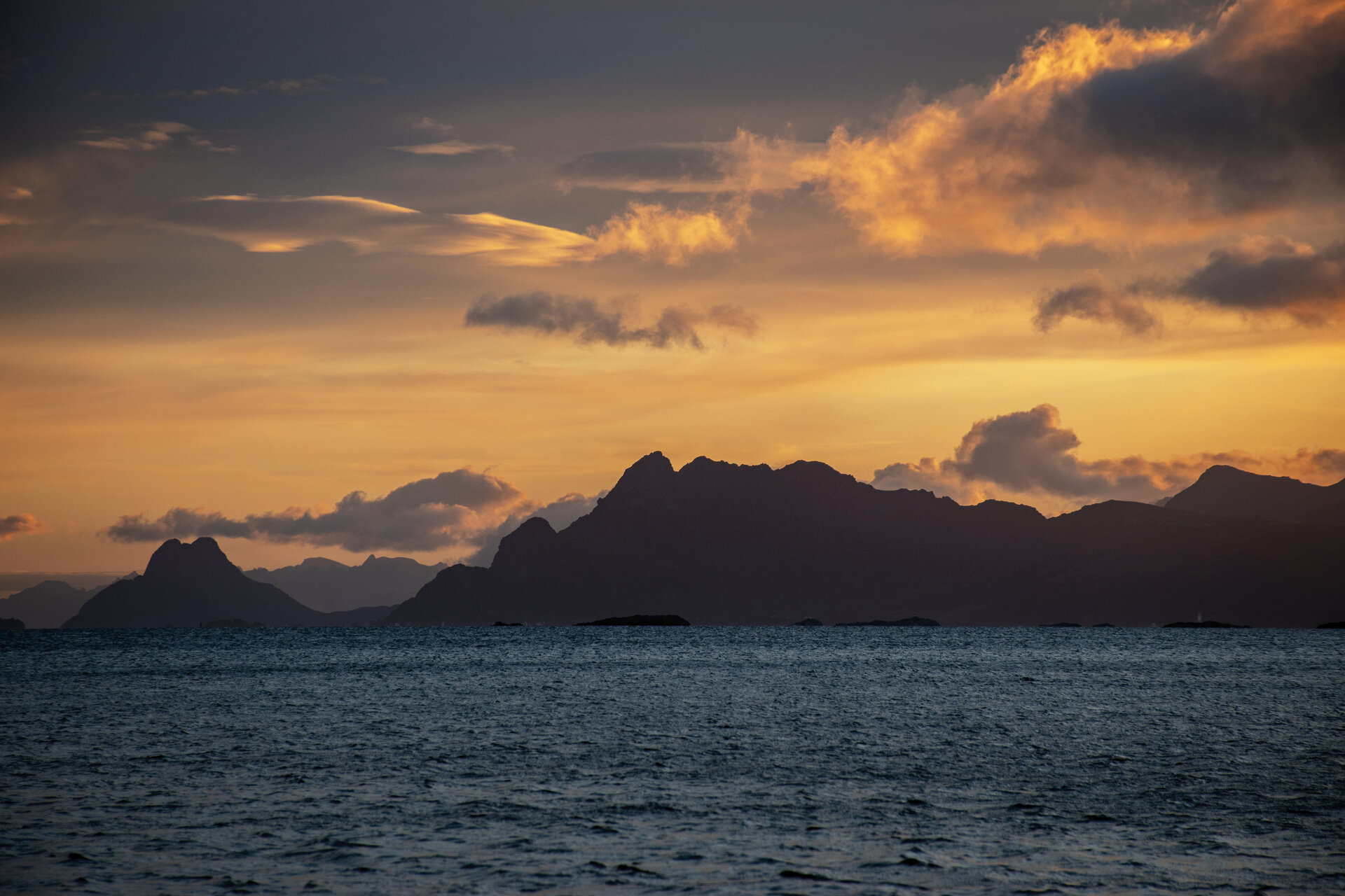 Залез край Henningsvær, Льофотенски острови, Норвегия от  - calm