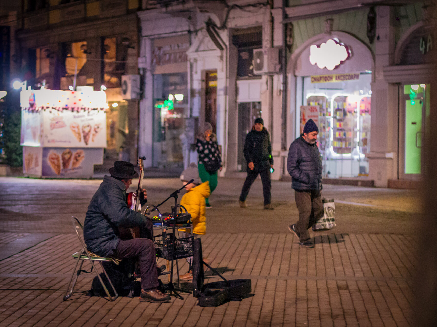 "Уличният музикант" от Vladimir Nikolov - 0SeeLookShot0