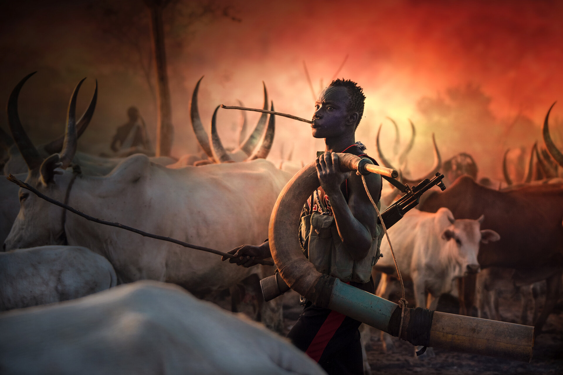 Mundari man with AK47 от Svetlin Yosifov - picsvet