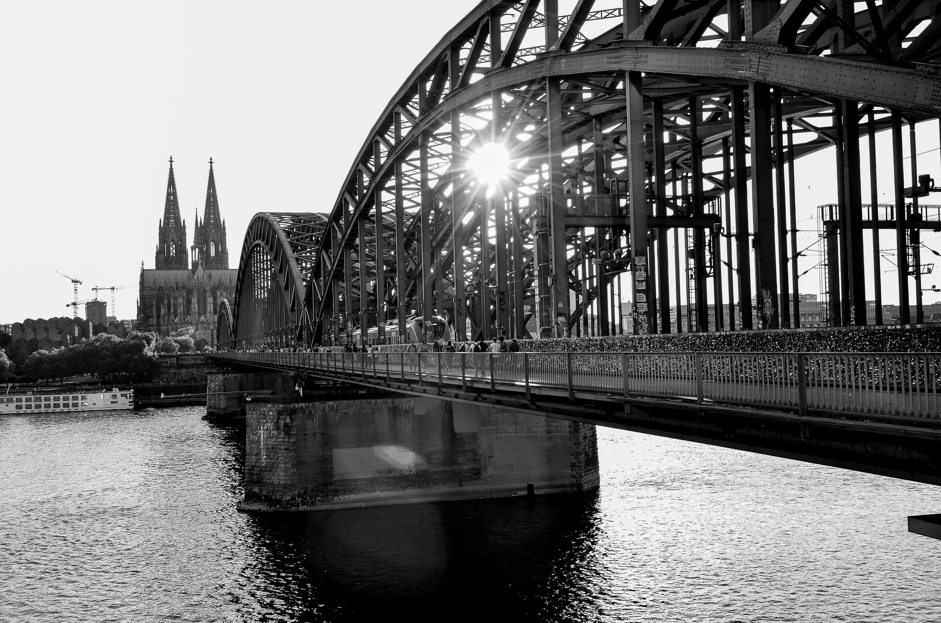 Hohenzollern Bridge B&W от Marybel Plensa - Marybel