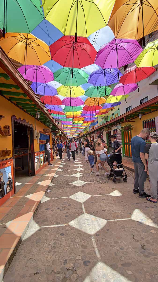 Пазарът с чадърите, Колумбия от Stefan Doychinov - unikat