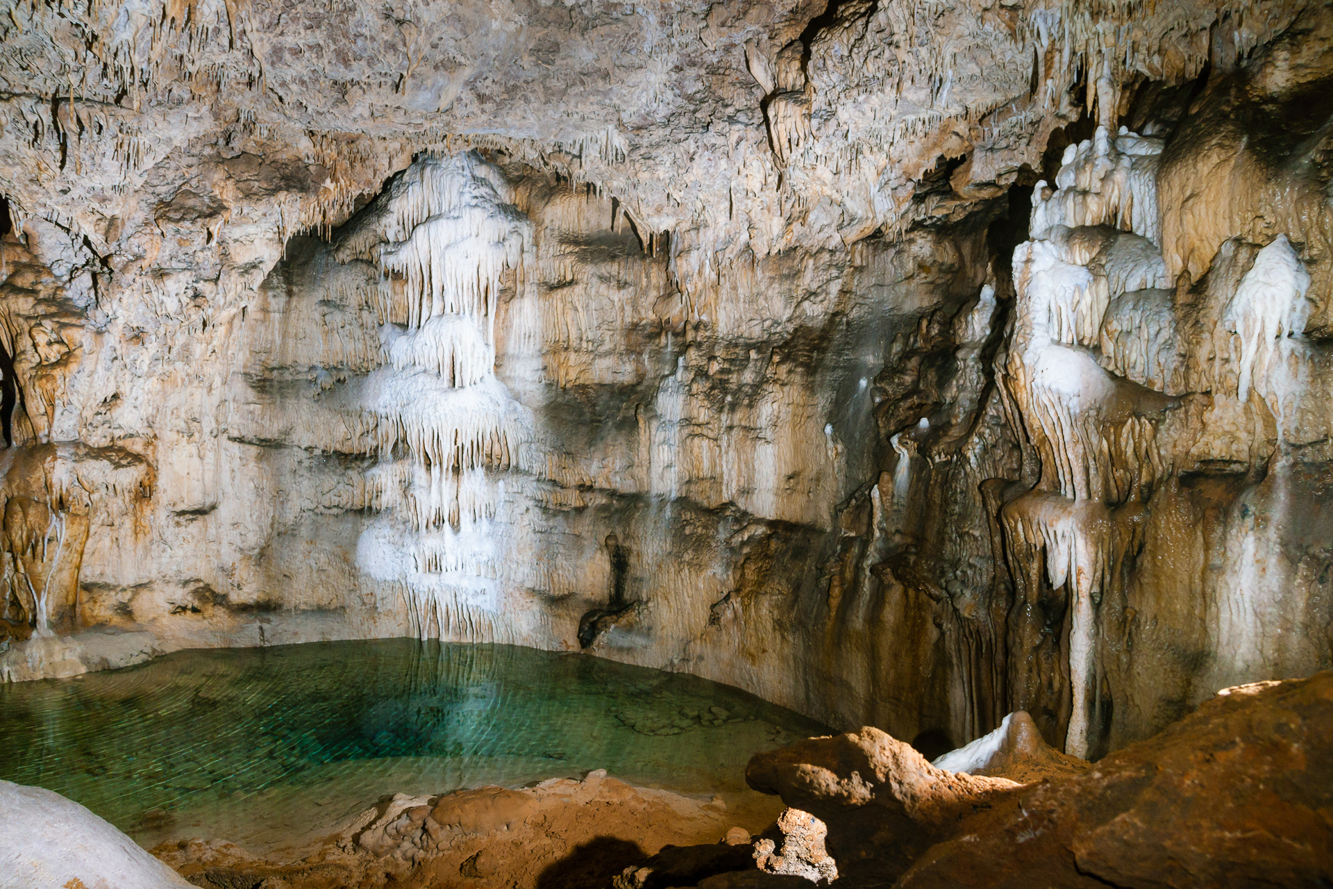 Вълшебното подземно езеро от Tzvetan Ostromsky - ceco