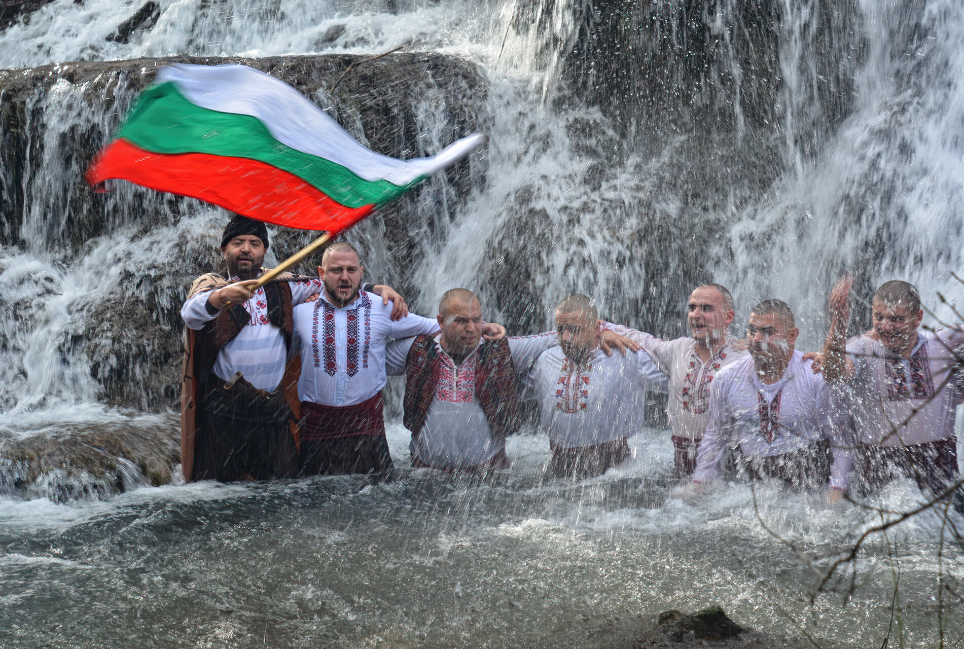 Мъжко хоро във водите на водопад Докузак от Atanas Hristov - naskoart