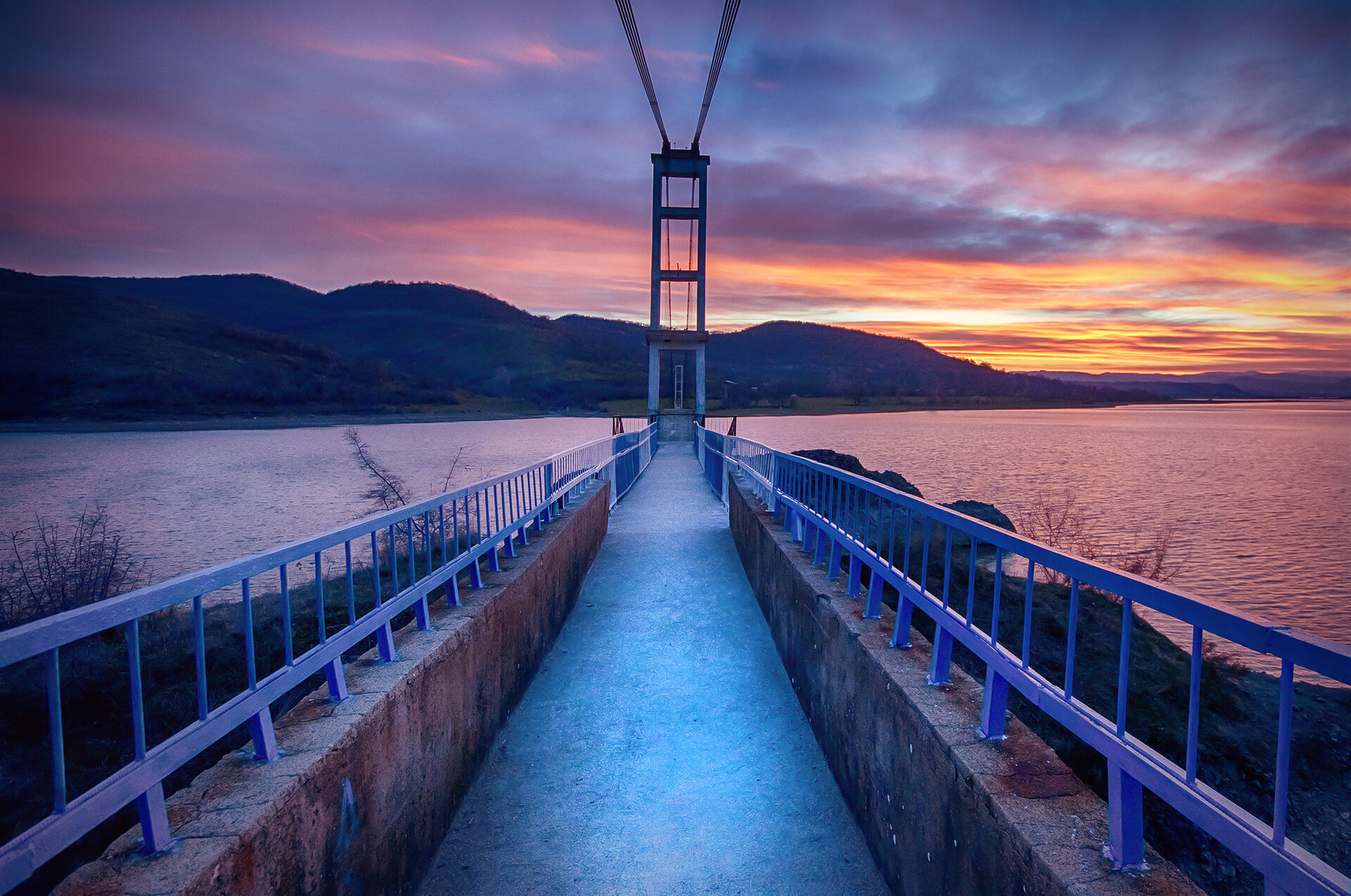 Тук светът не свършва… тук той едва започва. от Georgi Argirov - Argo