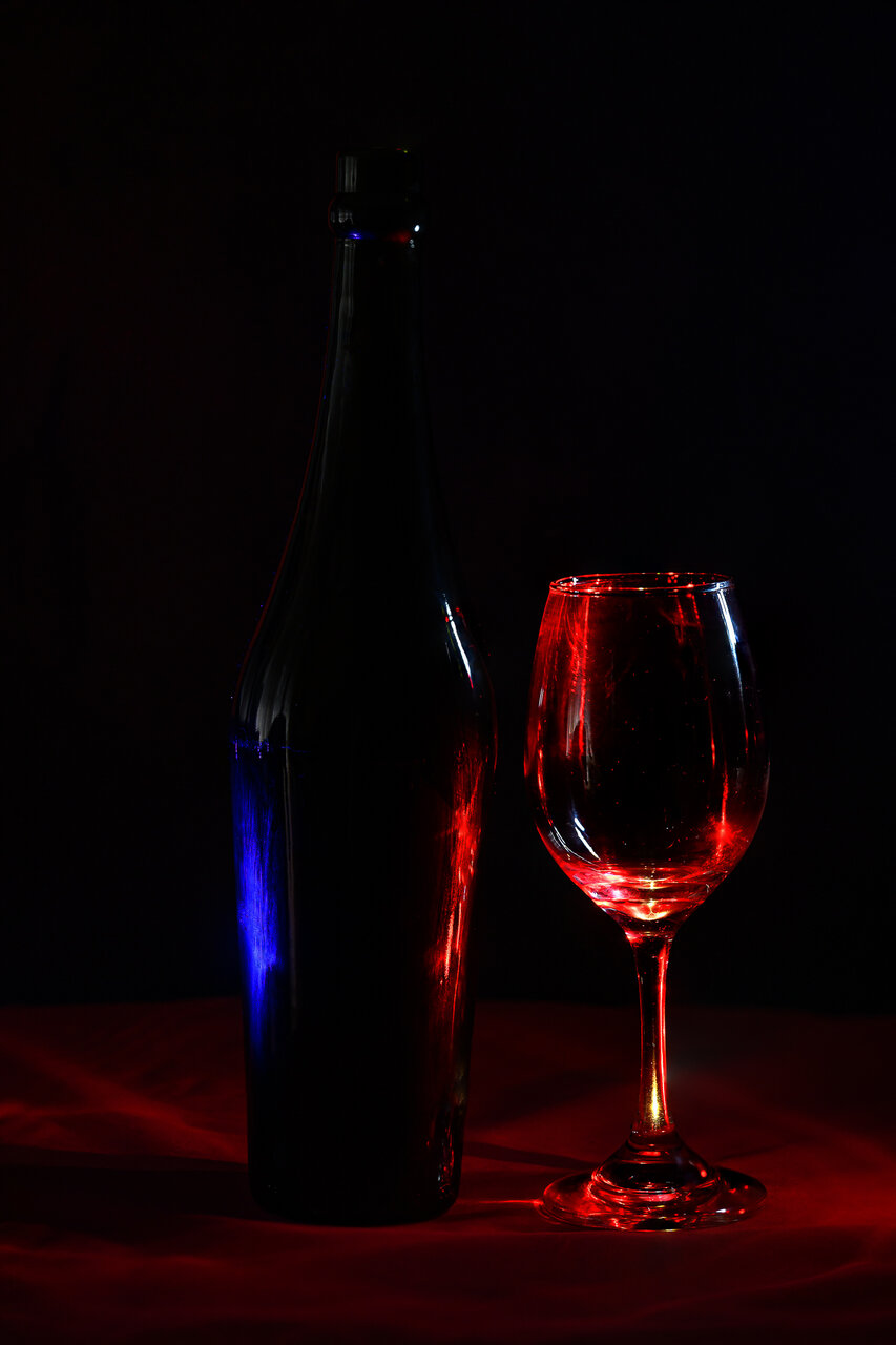 Бутилка и чаша от Milen Mladenov - resco