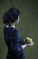 "Жена със зелени ябълки" ; comments:8