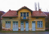 Къща със сини врати и прозорци, по време на дъжд ; comments:5