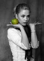 момиче с ябълка ; comments:15