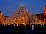 La lune au dessus du Louvre ; comments:2