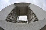 Grande Arche - Голямата арка на Дефанс е сграда-паметник в бизнес квартала Дефанс, в западната част на Париж. Нейното строителството е стартирало през 1982 г. и е завършено през 1990 г., като представлява почти перфектен куб с размери 108/110/112 м. ; comments:3
