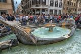 Фонтанът Barcaccia ("Грозната лодка") на площад "Испания" в Рим ; comments:8