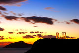 Залезът над Егейско море оцветява небето и очертава силуета на известния храм на Посейдон ; No comments