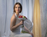 Портрет девушки с букетом роз ; comments:3