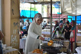 Младо туркинче прави мекици на пазара в Одрин. ; comments:7