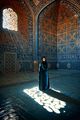 Млада жена в джамията на шейх Лотфолах в Емам скуеър, Есфахан, Иран ; comments:34
