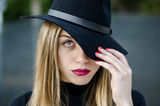 The lady with the black hat ; comments:7