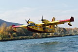 Canadair CL-415 зарежда вода от Дунав във Виена ; Коментари:6