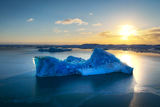 Ледниково парче огрято от слънчевите лъчи рано сутрин ; comments:9