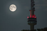 Луната и ТВ кулата ; Коментари:5